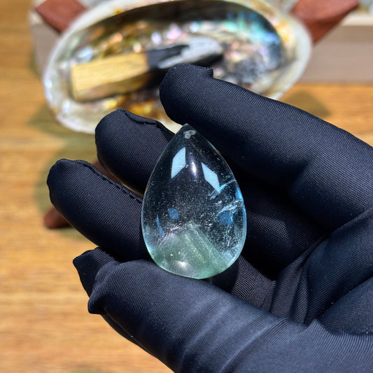 phantom quartz/100% natural crystal- Inside, there is a pyramid/hill pattern