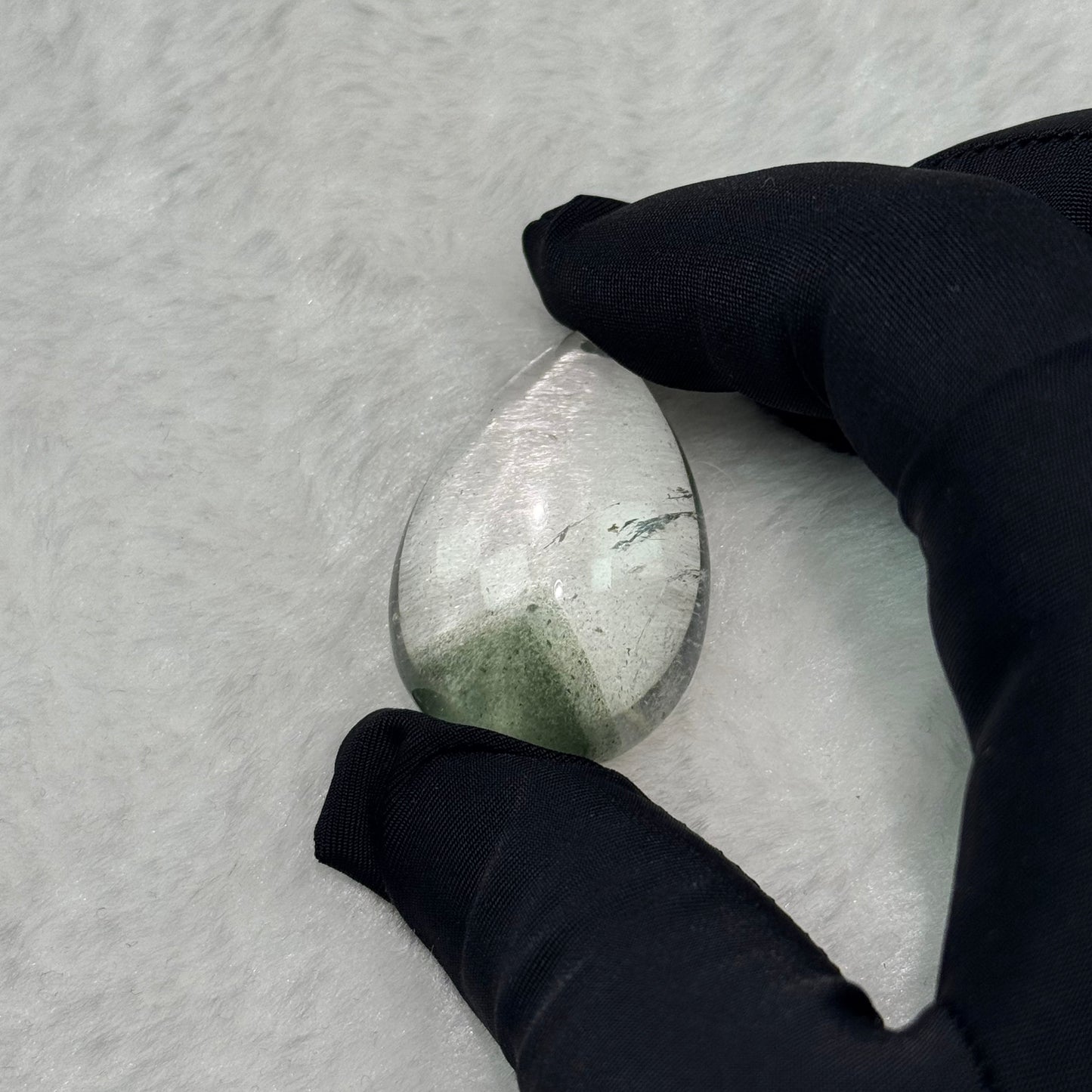 phantom quartz/100% natural crystal- Inside, there is a pyramid/hill pattern